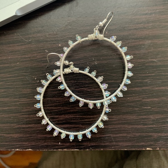 Beaded vintage hoop earrings - Picture 3 of 3